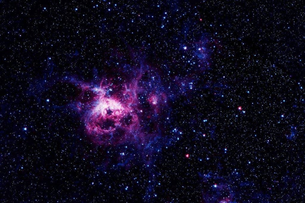 Mais informações sobre a matéria-escura poderiam ser reveladas se o James Webb procurasse por galáxias anãs brilhantes (Crédito: Artsiom P/ Shutterstock)