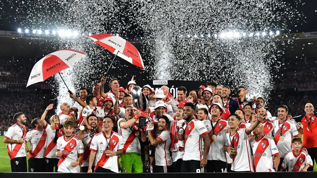 River Plate vira sobre Estudiantes e conquista Supercopa Argentina