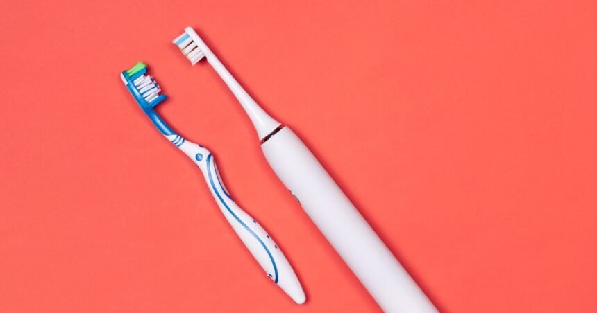 A escova de dente elétrica é melhor? Qual o jeito certo de usar?