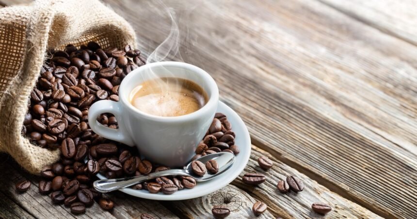 Aroma do café pode ajudar a reduzir a vontade de fumar, mostra estudo brasileiro