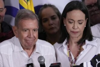Candidato a presidente, Edmundo Gonzalez, ao lado da líder da oposição na Venezuela, Maria Corina Machado, durante coletiva de imprensa  — Foto: Matias Delacroix/AP